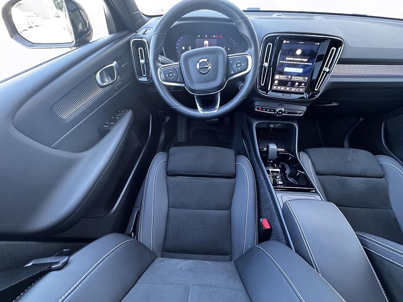 Volvo XC40 B4 FWD ULTRA DARK // 1. maj. - fotka 24 z 46