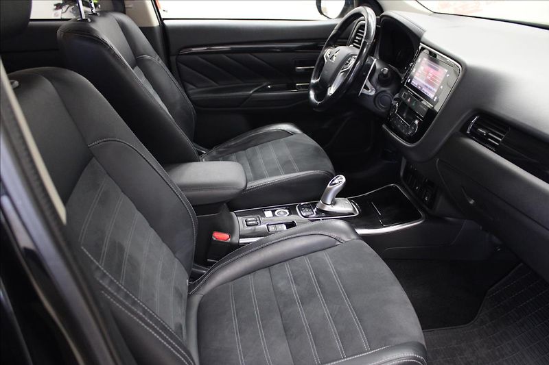 Mitsubishi Outlander 2,0 i Plus 4x4 PHEV Hybrid - fotka 13 z 35