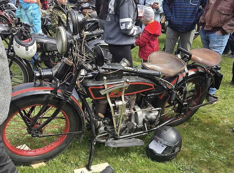 Habrovany cestovaly časem. Park zaplnily historické automobily i motorky.