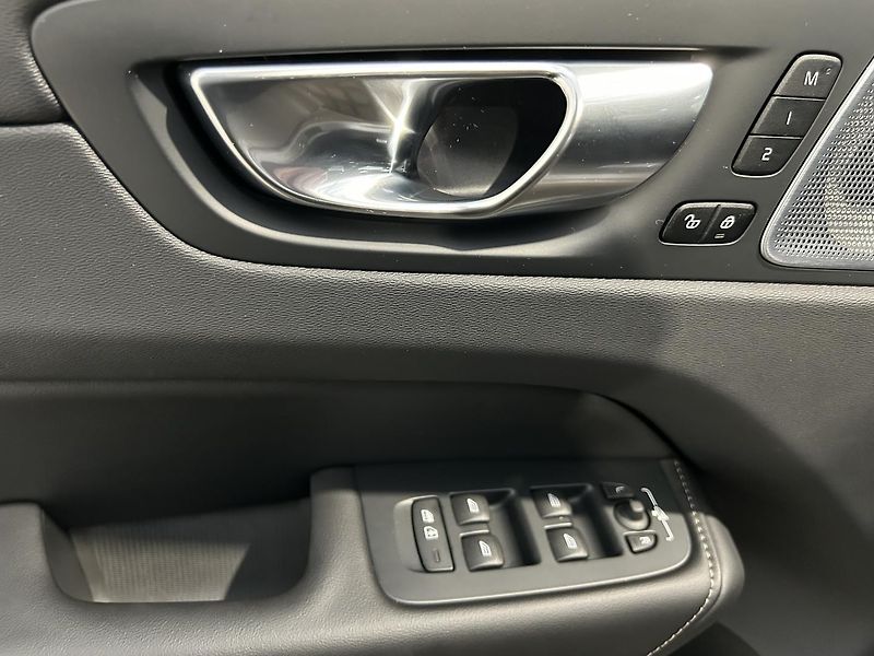 Volvo XC60 2.0  B4 4x4 ULTIMATE - fotka 27 z 48