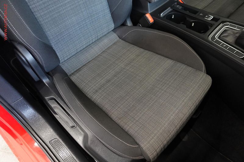 Volkswagen Passat (2019) 2.0 TDi, DSG, LED, kamera - fotka 12 z 24