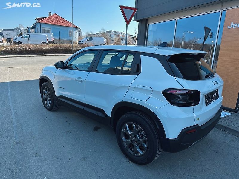 Jeep Avenger (2025) Longitude 1.2 Turbo E-hybrid - fotka 3 z 12