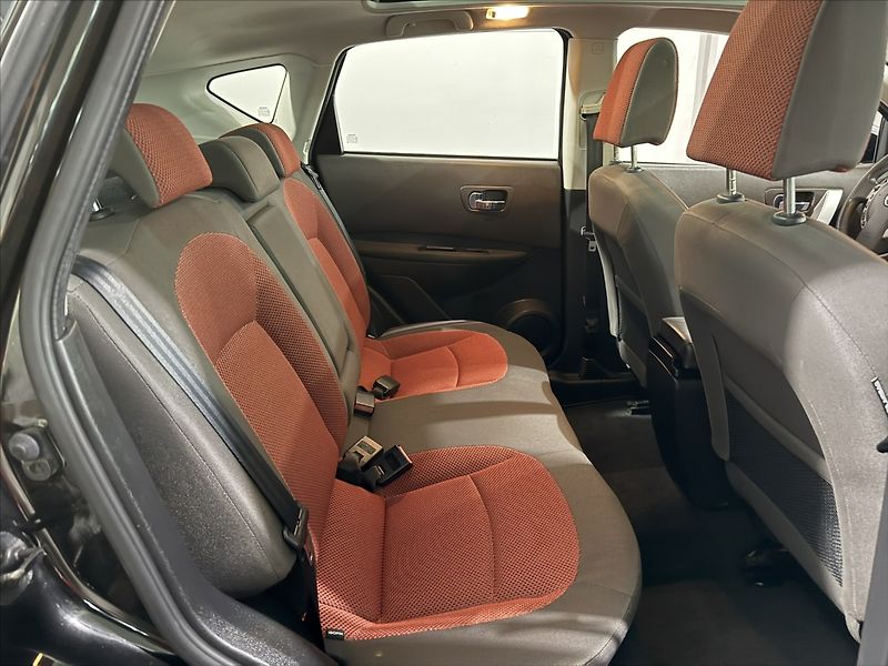 Nissan Qashqai 2,0   i 4x4 PANORAMA TAŽNÉ - fotka 17 z 30