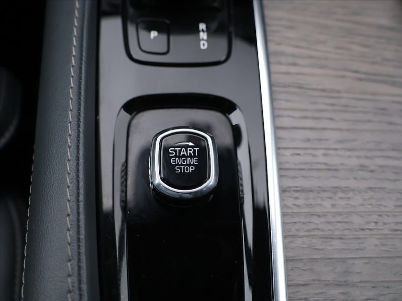 Volvo XC90 2,0 B5 173kW Inscription CZ DP - fotka 22 z 31