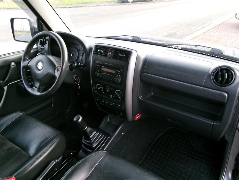 Suzuki Jimny (2006) 1,3i KLIMA ALU VÝHŘEV TAŽNÉ - fotka 29 z 34