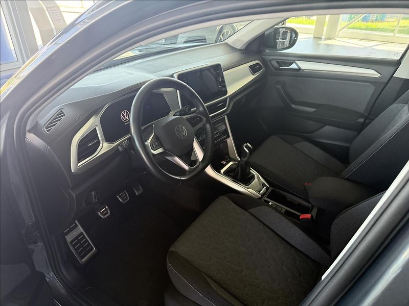 Volkswagen T-Roc 1,0   TSI 85kW,SERVISKA,1.MAJ - fotka 7 z 25