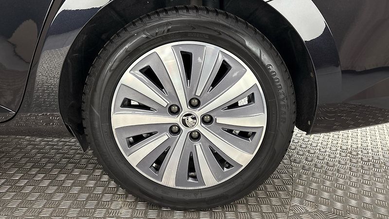 Škoda Superb 2.0 TDI DSG Style Combi - fotka 19 z 28