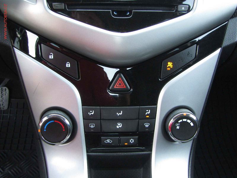 Chevrolet Cruze (2012) 1.6 16V, ČR, AC, temp - fotka 14 z 16