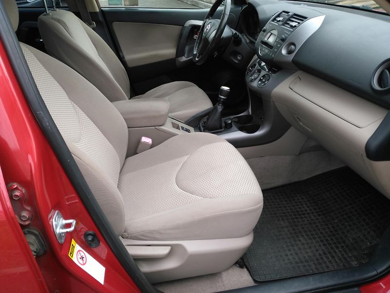 Toyota RAV4 2,2 D-4D - fotka 25 z 31
