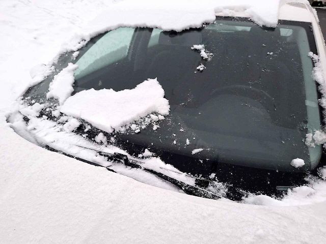 Když dojde při odstraňování námrazy z auta k poškození stěračů, nemusí to být veliká škoda, ale je zbytečná.