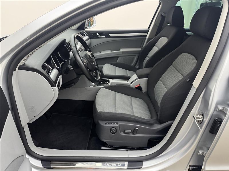 Škoda Superb 2,0 TDi DSG ALU COLUMBUS TAŽNÉ - fotka 24 z 32