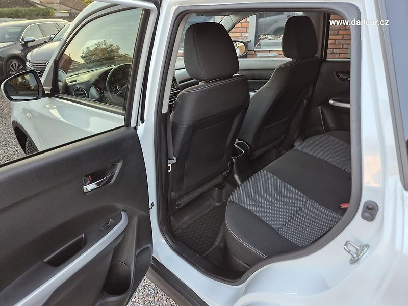 Suzuki Vitara (2016) 1.6VVT 88KW Automat COMFORT - fotka 40 z 52