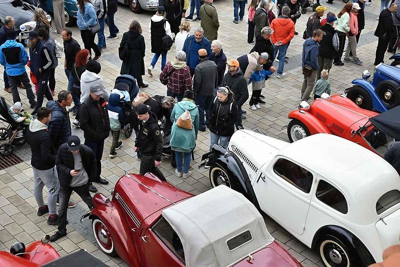 Tradiční sraz autoveteránistů na náměstí T. G. Masaryka v Prostějově. 18. května 2025