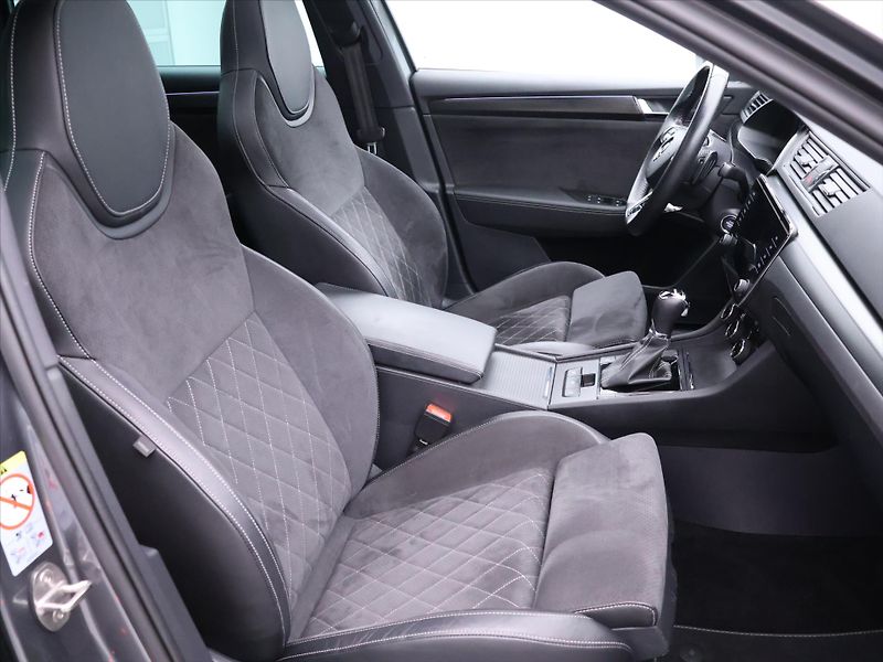 Škoda Superb 2,0 TDI 110kW SportLine Combi - fotka 11 z 38