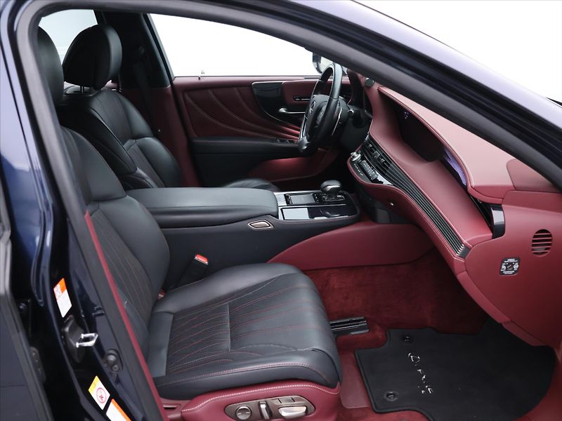 Lexus LS 500h 3,5 HEV 220kW Aut. 4x4 CZ - fotka 13 z 41