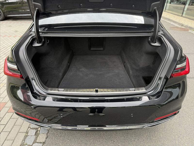 BMW Řada 7 3,0 xDrive 740d - fotka 36 z 39