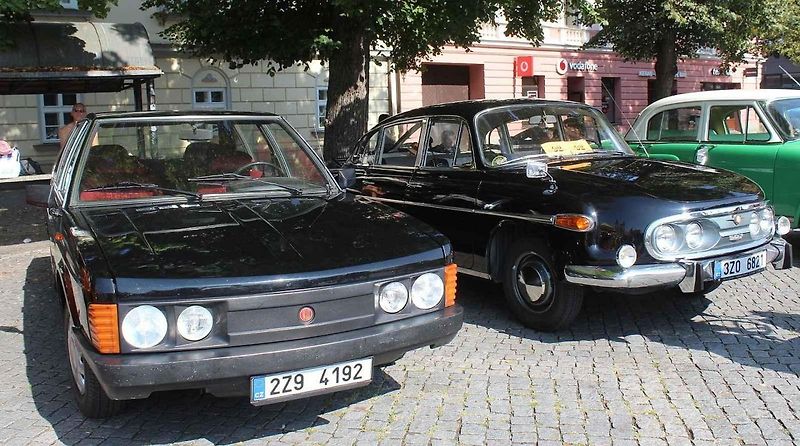 Spanilá jízda historických skvostů startovala ze zaplněného náměstí v Uherském Hradišti
