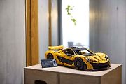 Replika McLarenu P1 v reálné velikosti se skládá z 342 817 dílků, váží přibližně 1220 kilogramů.
