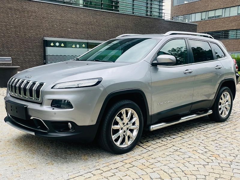 Jeep Cherokee 2.0D 4x4 AUT KAMERA TAŽNÉ LED - fotka 4 z 50