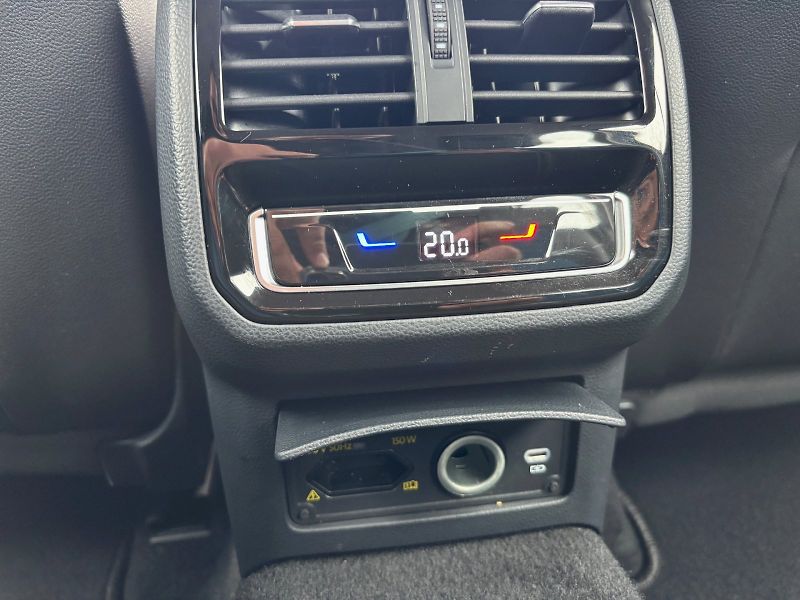 Volkswagen Passat (2022) 2.0 TSI 140kW DSG Elegance - fotka 26 z 35