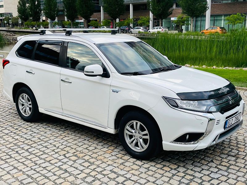 Mitsubishi Outlander 2.4i+HYBRID 4x4 SERVISKA TAŽNÉ - fotka 9 z 53