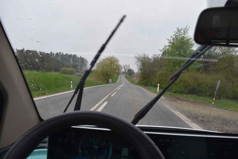 Na venkovských silnicích elektrický Pony stačí tempu okolního provozu