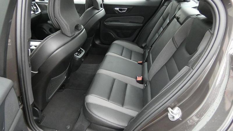 Volvo S60 B5 AWD Ultimate Dark - fotka 19 z 25