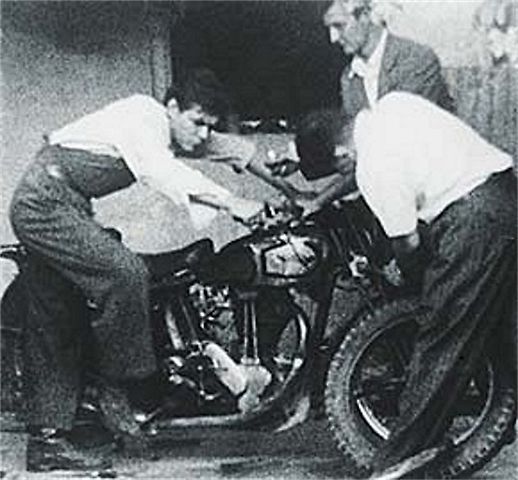 Che Guevara a Alberto Granado provádějí opravu motocyklu Norton 500, se který projížděli Jižní Ameriku., zdroj: Wikimedia Commons, neznámý autor, voůné dílo