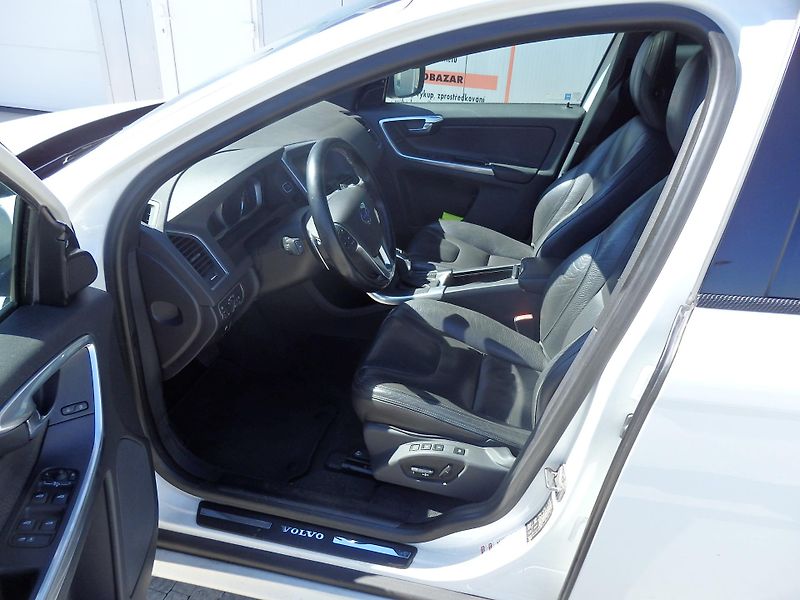 Volvo XC60 2.4 D 158 kW AWD NAVI, ZÁVĚS - fotka 7 z 22