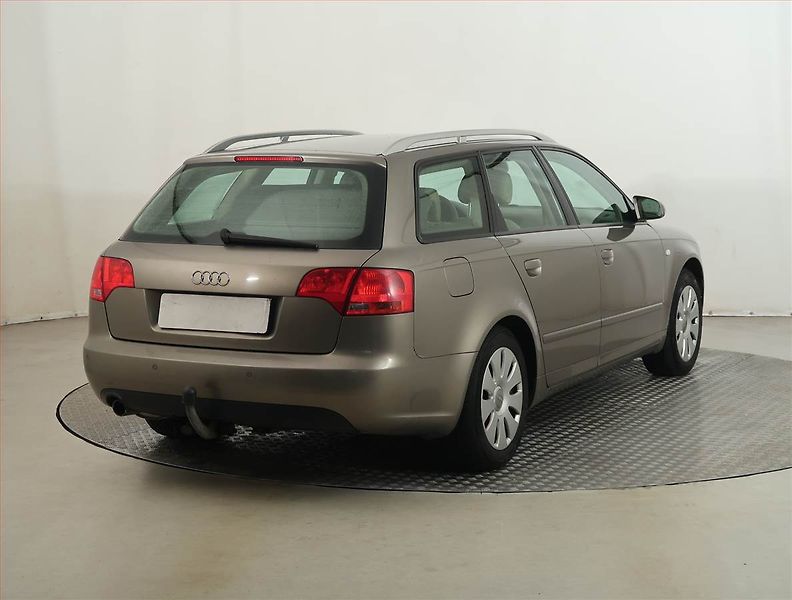 Audi A4 (2005) 2.0, po STK, Tažné, rezervace - fotka 5 z 13