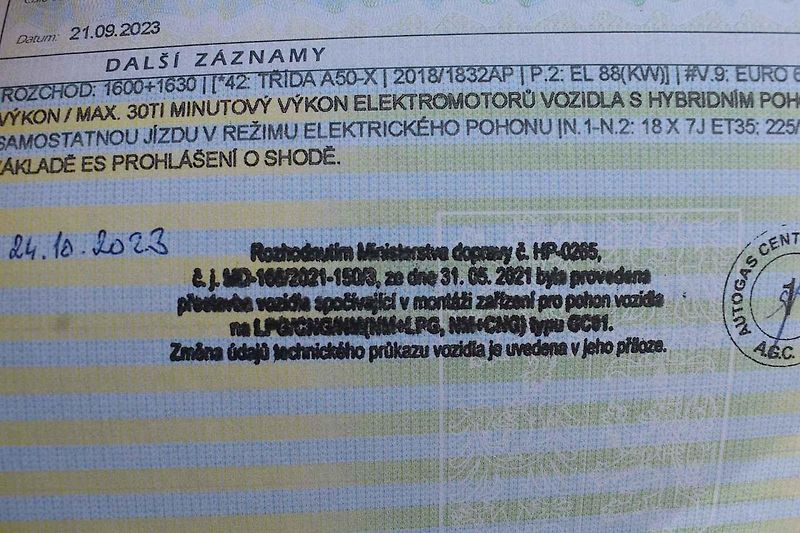 Nádrž na LPG v zavazadelníku Toyoty RAV 4 hybrid