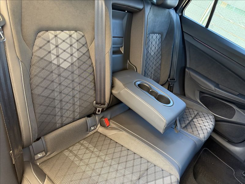 Volkswagen Golf VIII 1.5 eTSI R-Line DSG - fotka 18 z 19