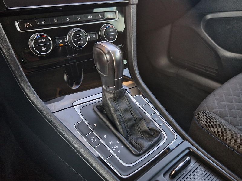 Volkswagen Golf 1,6 TDI JOIN EDITION LED NOSIČ - fotka 38 z 43