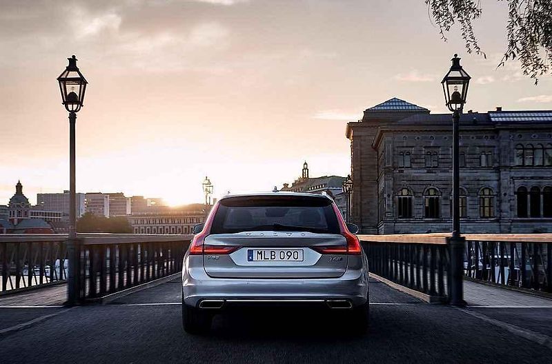 Volvo V90.