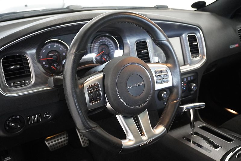 Dodge Charger 6.4 HEMI SRT 8 AUTOMAT - fotka 18 z 39