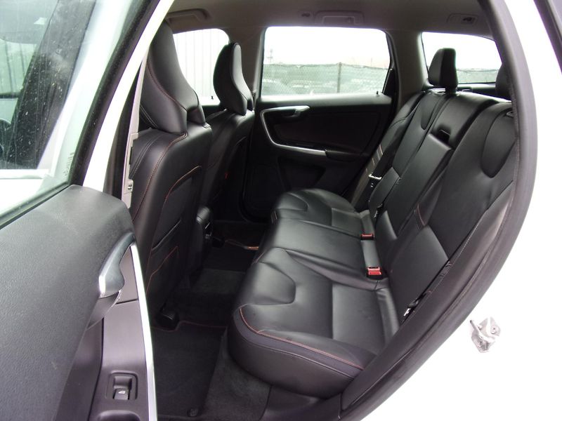 Volvo XC60 (2016) 2.0 D4 140kW OCEAN RACE KRÁSNÉ - fotka 15 z 27