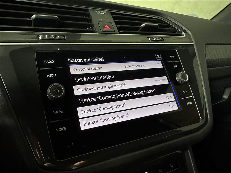 Volkswagen Tiguan 2,0 TDi  DSG R-Line IQ Light K - fotka 27 z 46