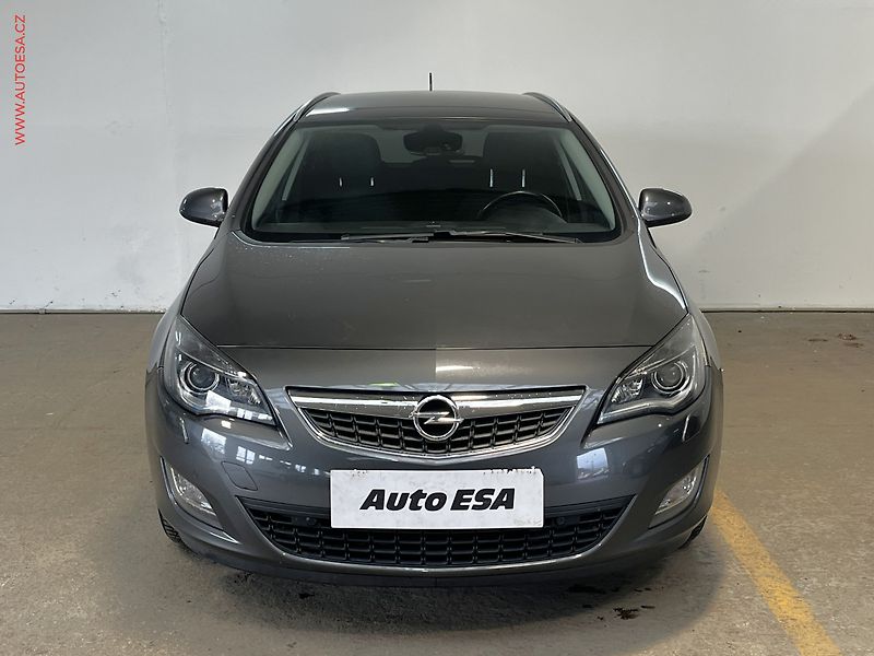 Opel Astra (2011) 1.6i, xenon, autoAC - fotka 2 z 15