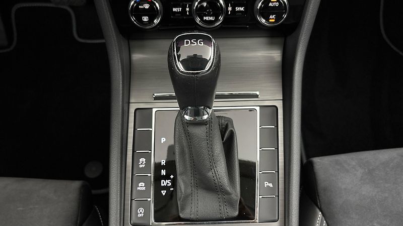 Škoda Superb 2.0 TDI DSG Style Combi - fotka 26 z 31
