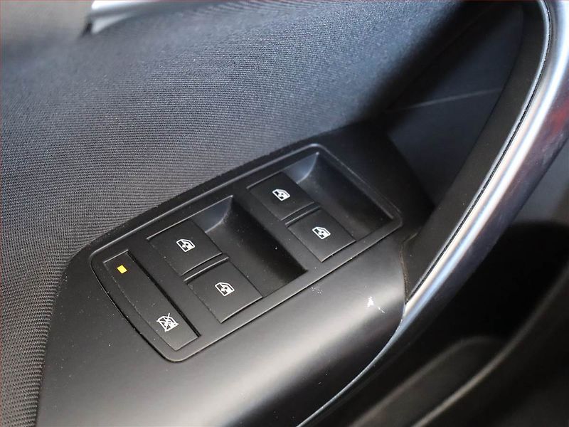 Peugeot 2008 (2021) Allure 1.2 PureTech, Automat - fotka 16 z 23