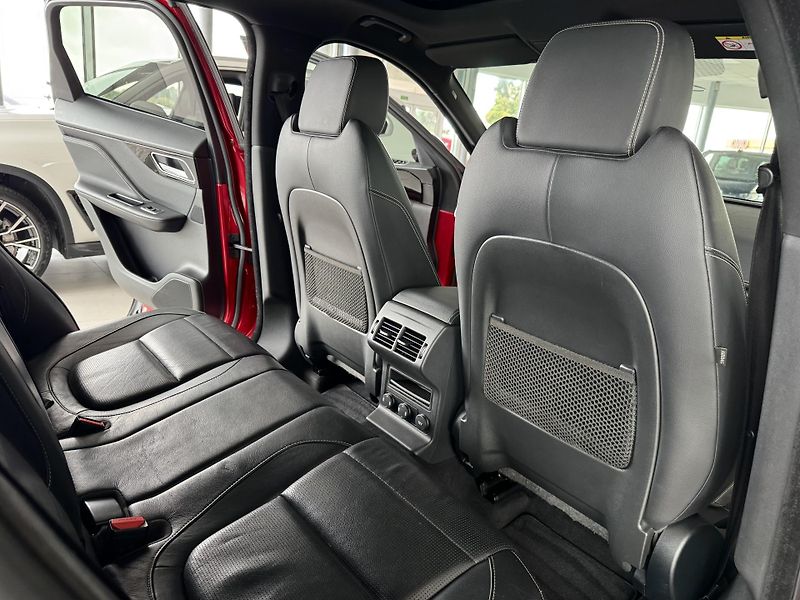 Jaguar F-Pace 20d AWD*AUT*R-SPORT*REZERVACE! - fotka 18 z 39