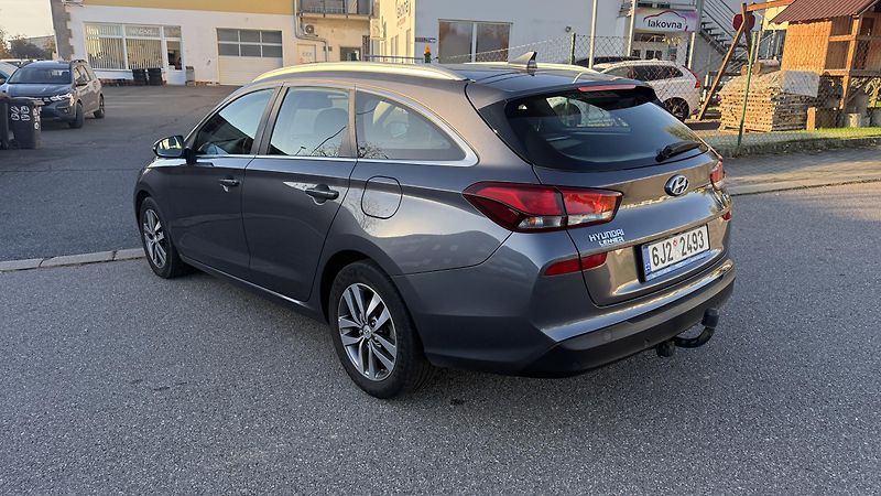 Hyundai i30 (2017) 1.6 CRDI 81KW 144 TISKM VÝBAVA - fotka 9 z 24