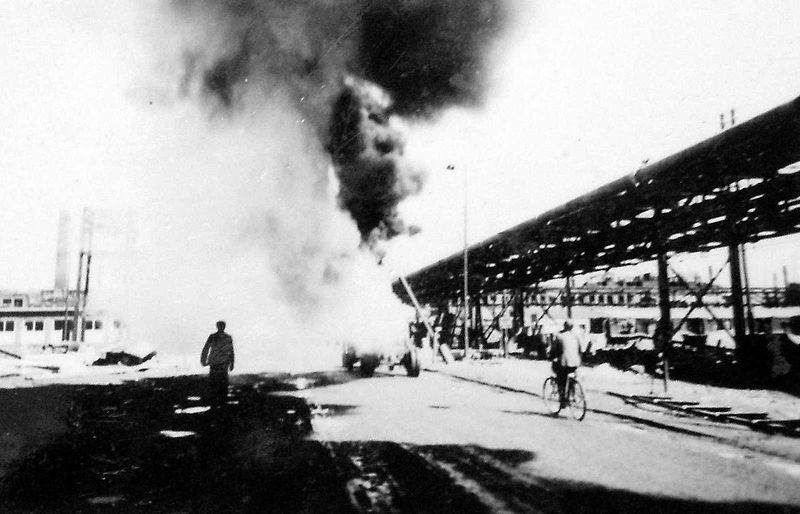 Nákladní vůz Matford při zkoušce umělého zamlžení v areálu chemického závodu v Záluží u Mostu 1. července 1944.