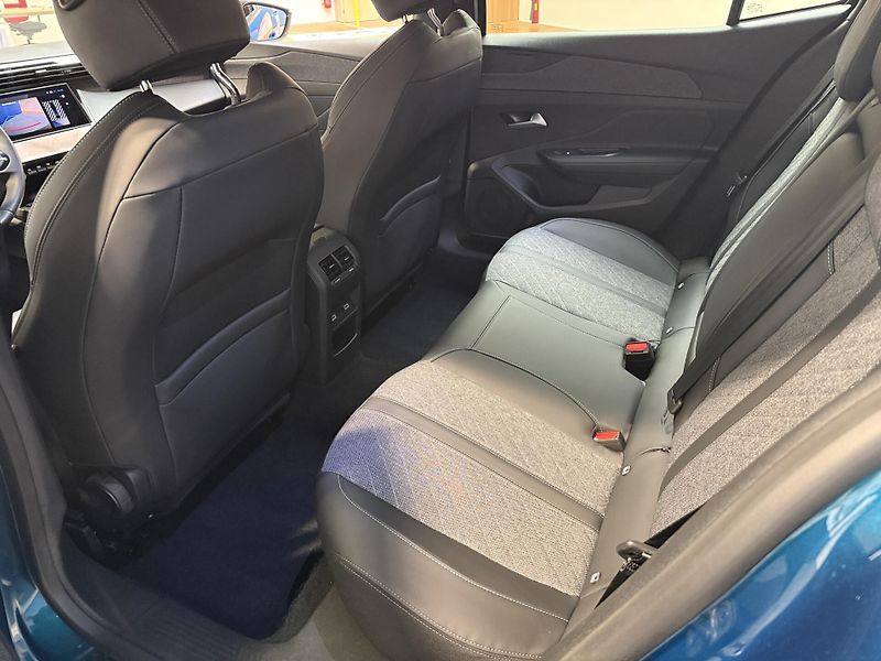 Peugeot 408 ALLURE 1.2 PureTech 130 S&S EA - fotka 15 z 17
