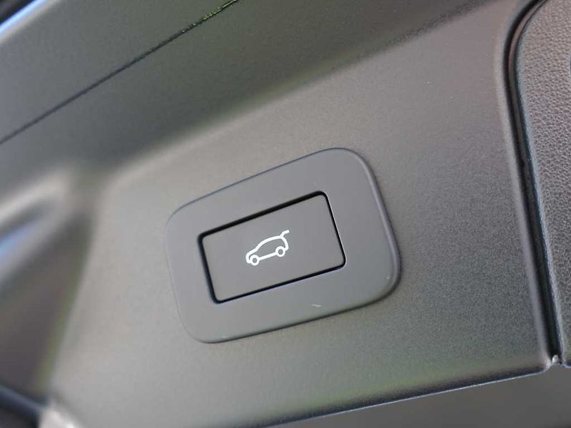 Land Rover Range Rover Velar 3,0 Dynamic SE D300 - fotka 37 z 41