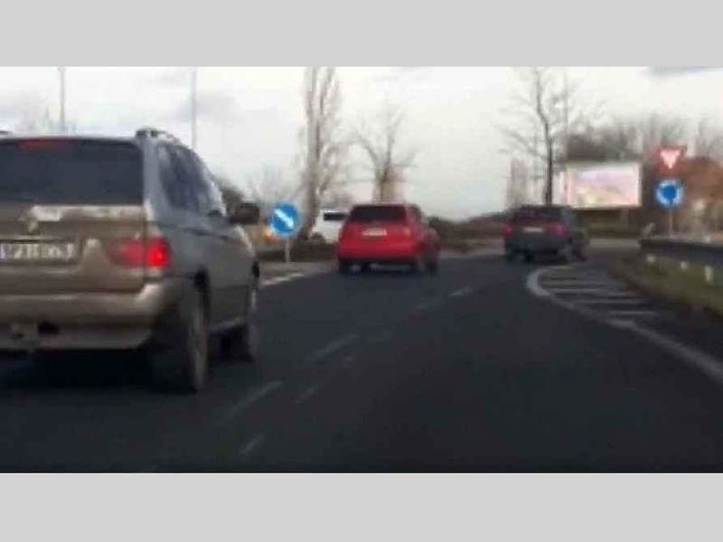 Přetlačovaná naštěstí neskončila nehodou.