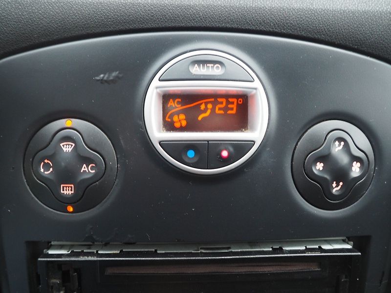 Renault Clio (2008) 1.5 dCi 63 kW - fotka 27 z 30