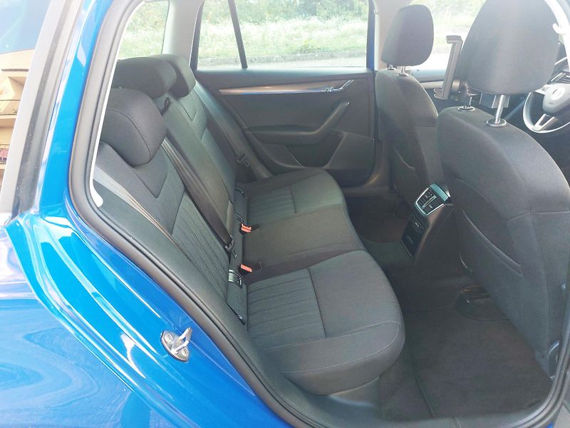 Škoda Octavia 1,6 TDi 85kw STYLE - VÝBAVA - fotka 15 z 19