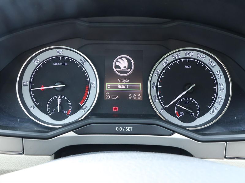 Škoda Superb 2,0 TDI 140kW DSG 4x4 Style CZ - fotka 17 z 35