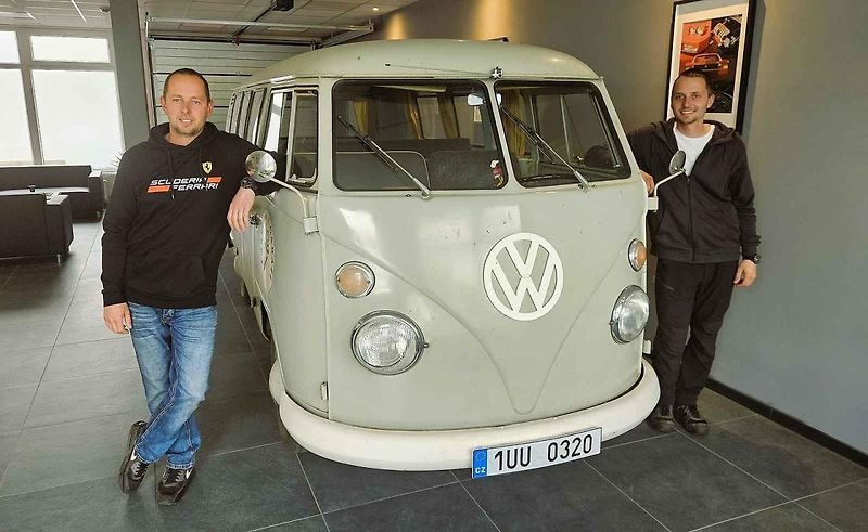 Aleš Fousek (vpravo) z Ústí nad Labem vlastní Volkswagen T1 Bus z roku 1964. Auto, které si oblíbilo hnutí Hippies. Aleš se svým bratrem Michalem (vlevo) současně provozuje autoservis v bývalé provozovně Toyoty v Solvayově ulici.
